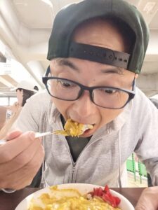 カレーを頬張る院長